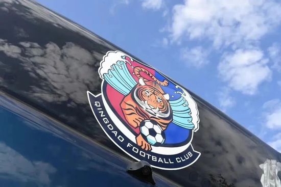 三个同学和开车的班主任都被臭的有些眩晕，班主任急忙把所有的窗户全都放了下来，让风不断的灌入车厢，这才算是把味道吹走。